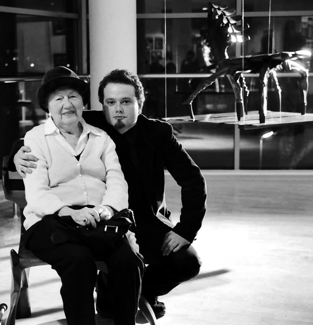 Z babcią Heleną 'Bronką' Zybert na wystawie Proszę usiąść, fot. M. Ban (z archiwum artysty)